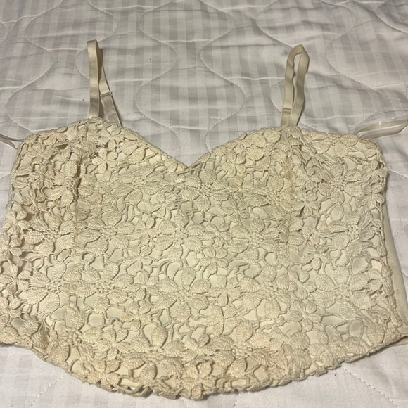 Crème Crop Top with a floral design - Small - Picture 2 of 5
